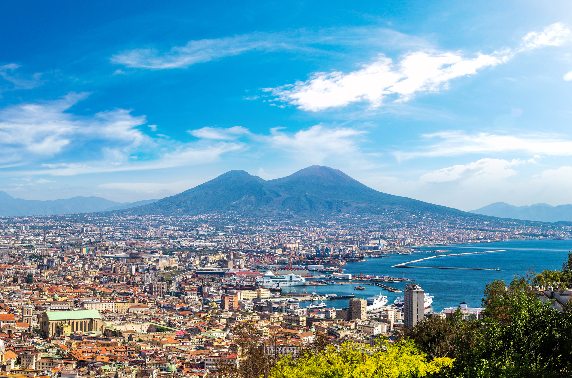 Napoli,(naples),And,Mount,Vesuvius,In,The,Background,At,Sunset